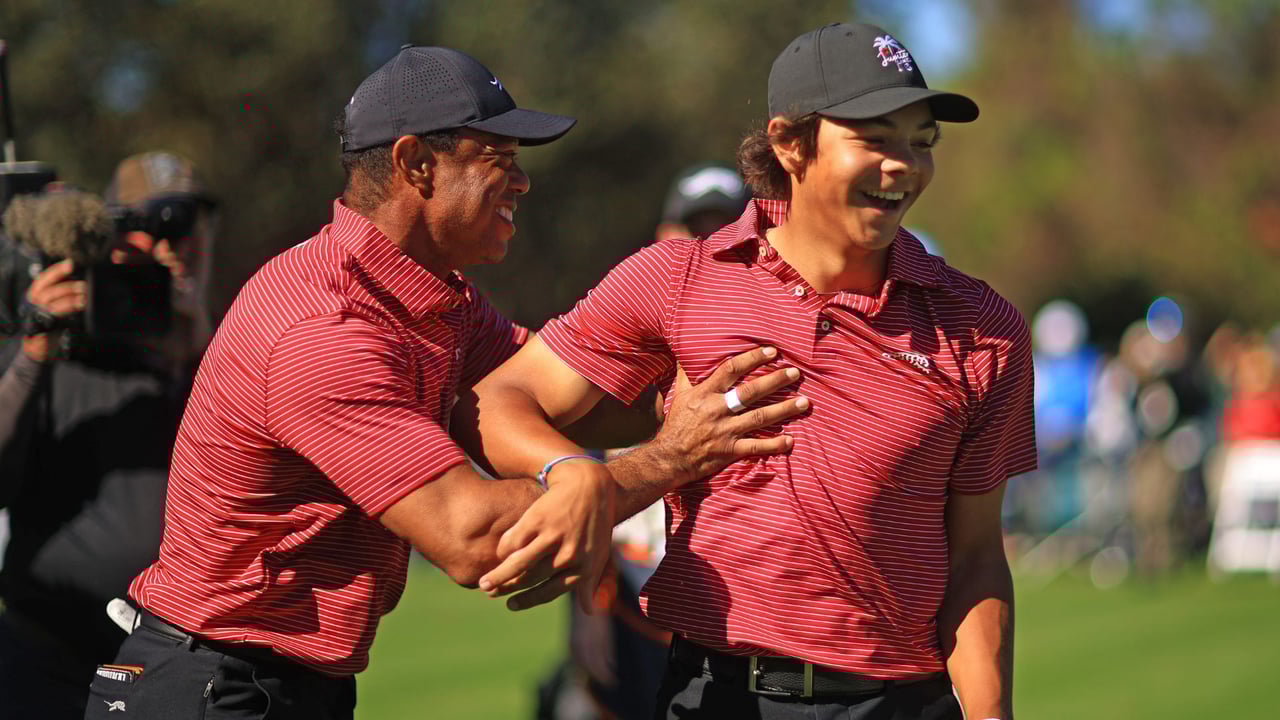 Charlie und Tiger Woods feiern das Hole-in-One vom Sohnemann. (Foto: Getty) Charlie und Tiger Woods feiern das Hole-in-One vom Sohnemann. (Foto: Getty)