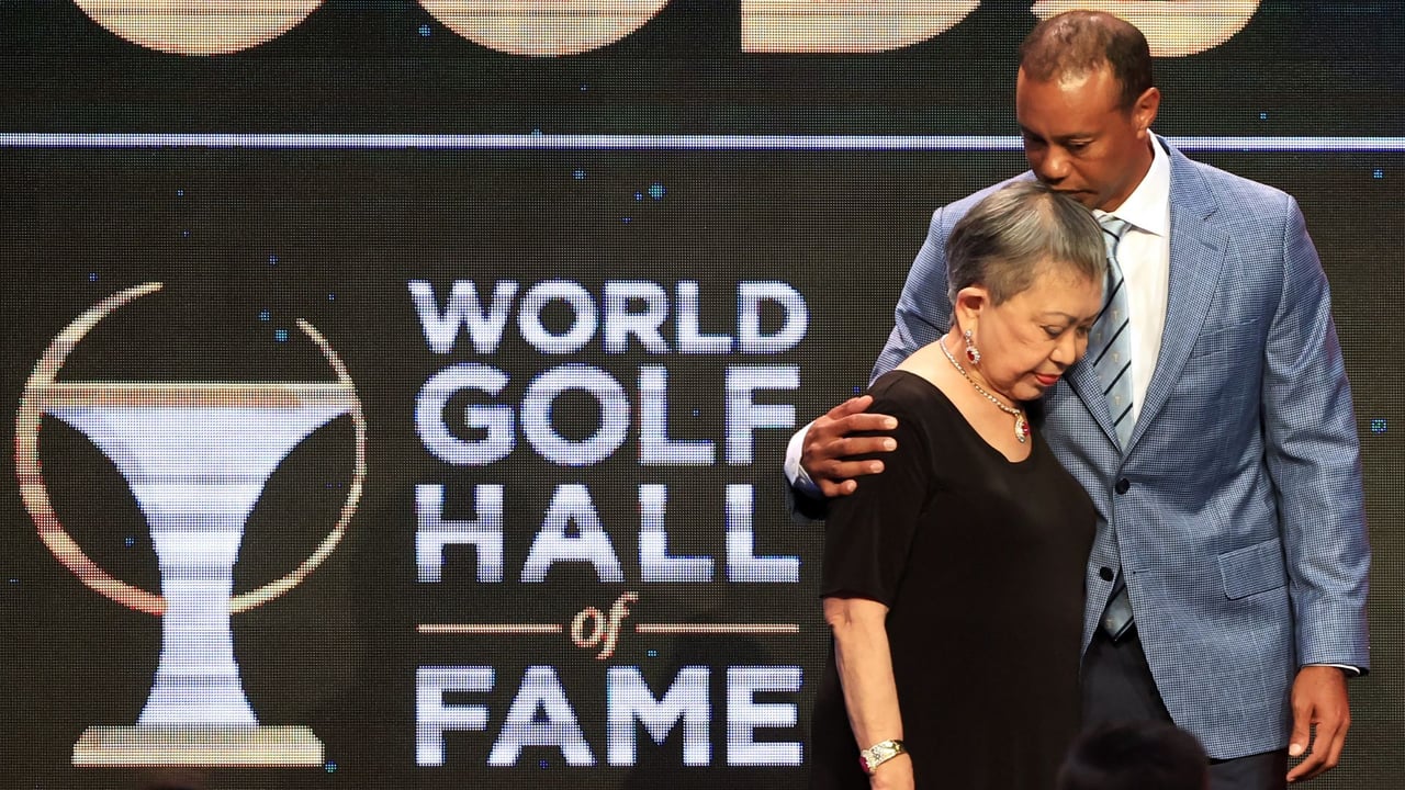 Tiger Woods und Mutter Kultida bei der Aufnahme Tigers in die Hall of Fame. (Foto: Getty)