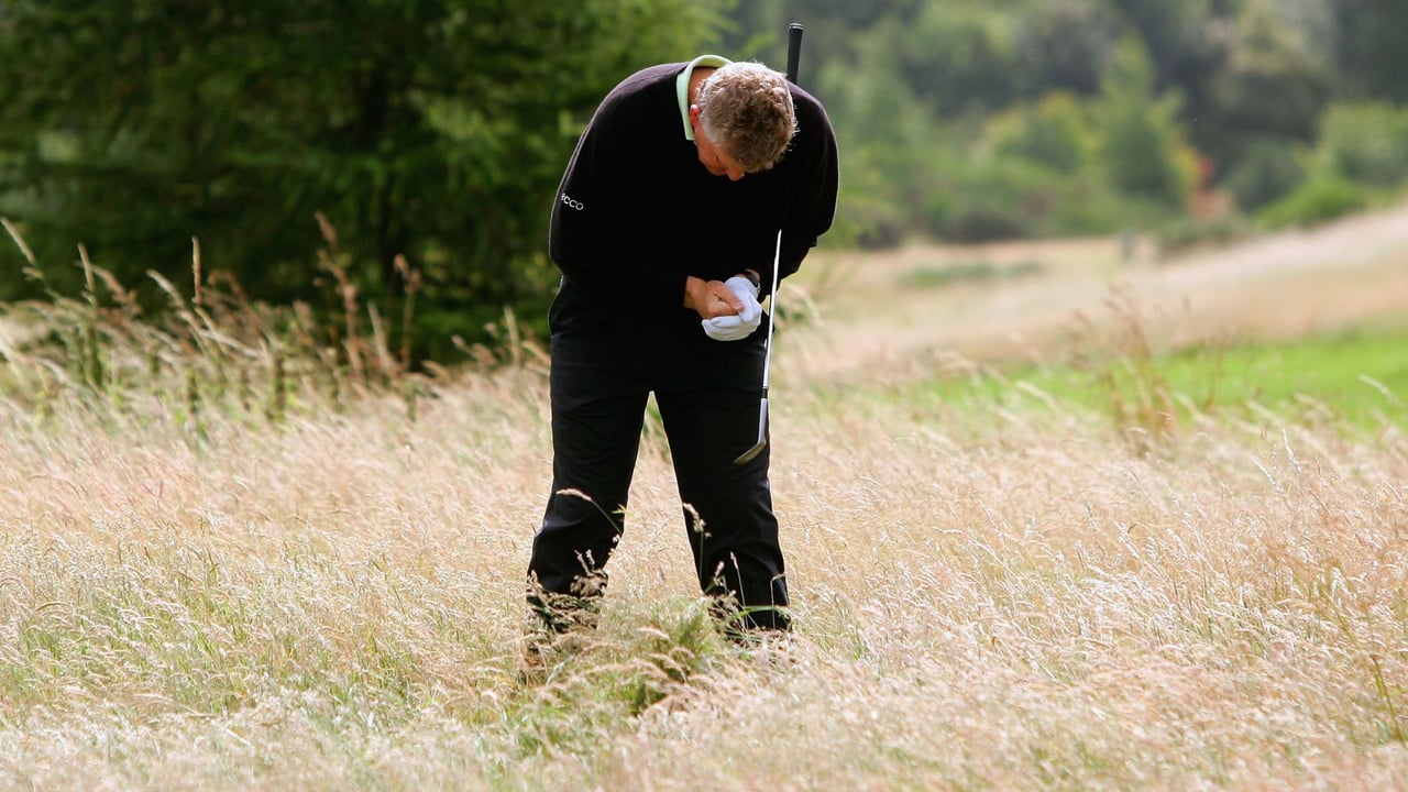 Die Golfregeln regeln die Ballsuche genau: Wann die Zeit läuft, was erlaubt ist – und wann der Ball endgültig verloren ist. (Foto: Getty) Die Golfregeln regeln die Ballsuche genau: Wann die Zeit läuft, was erlaubt ist – und wann der Ball endgültig verloren ist. (Foto: Getty)