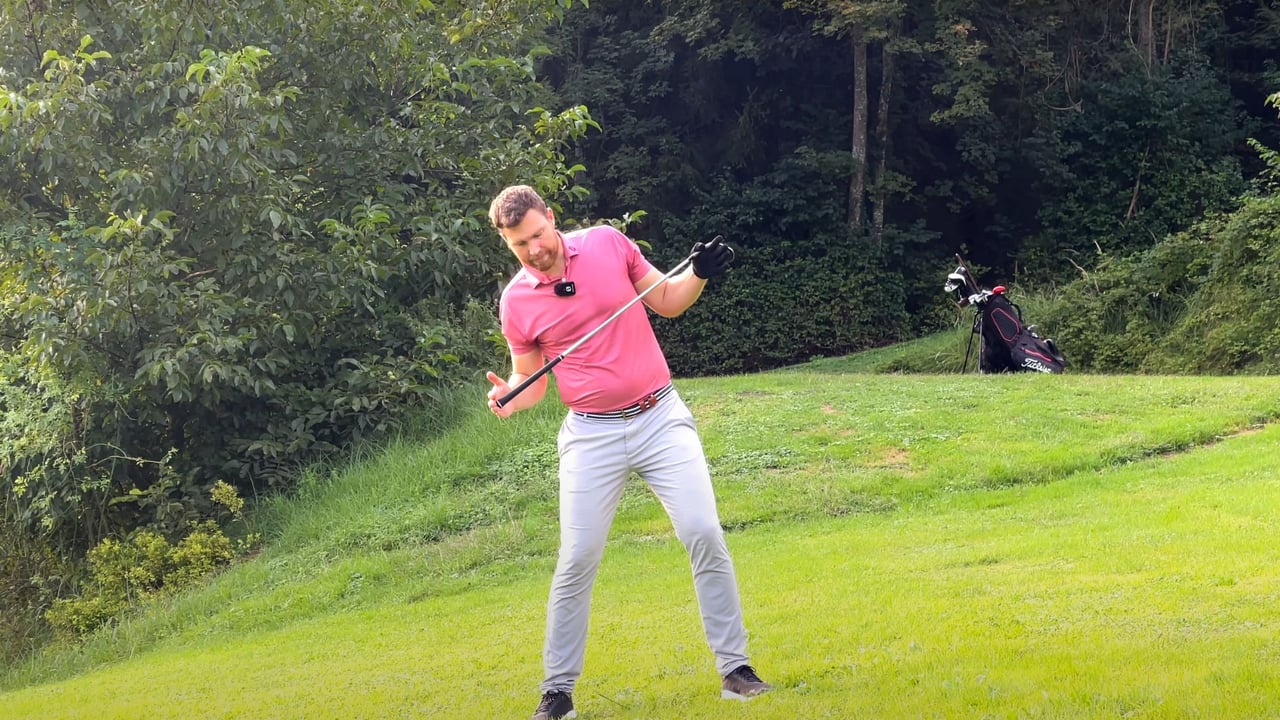 Lukas gibt wichtige Tipps für Ihr Golftraining aus der Bergauf-Hanglage. (Quelle: Screenshot Birdietrain)