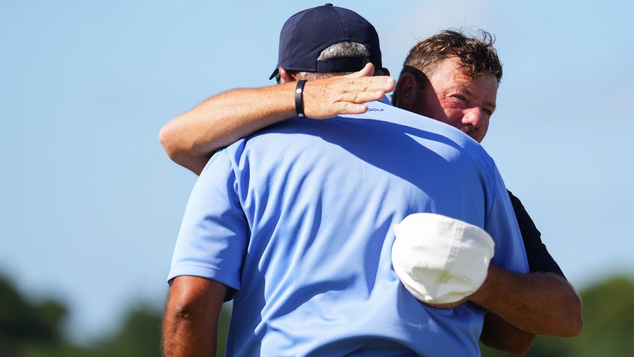 PGA Tour Champions: Alex Cejka und Angel Cabrera umarmen sich nach dem Sieg des Argentiniers. (Foto: Getty) PGA Tour Champions: Alex Cejka und Angel Cabrera umarmen sich nach dem Sieg des Argentiniers. (Foto: Getty)