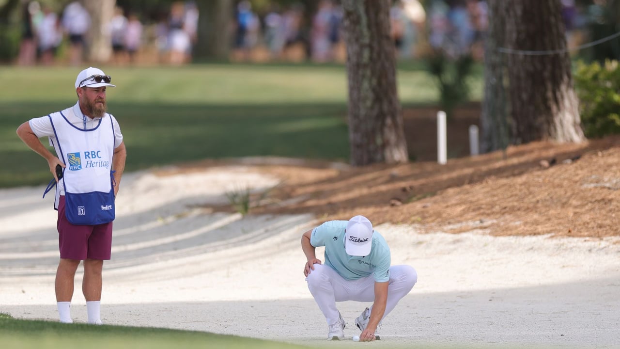 Gemäß den Golfregeln erhielt Justin Thomas einen Strafschlag, da er die Bewegung seines Balls verursacht hatte. (Foto: Getty)