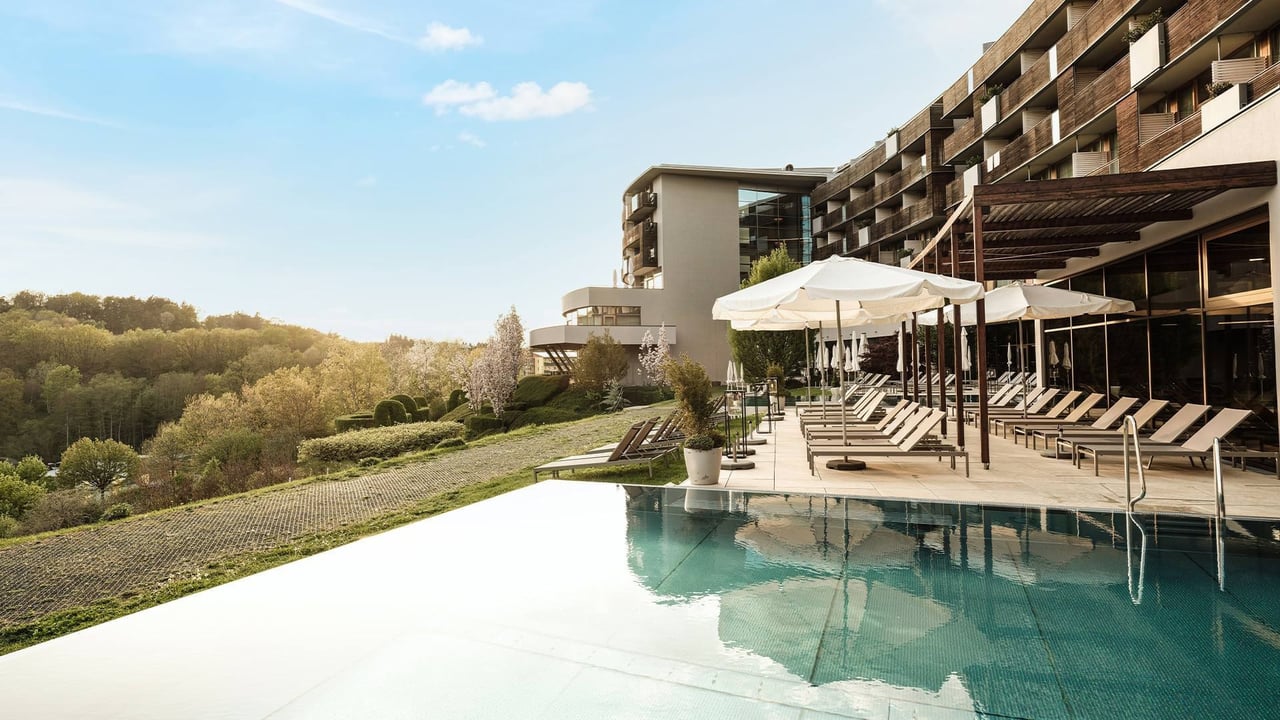 Das Falkensteiner Balance Resort Stegersbach vereint Golfleidenschaft, regionale Küche und Wellness. (Foto: Falkensteiner) Das Falkensteiner Balance Resort Stegersbach vereint Golfleidenschaft, regionale Küche und Wellness. (Foto: Falkensteiner)