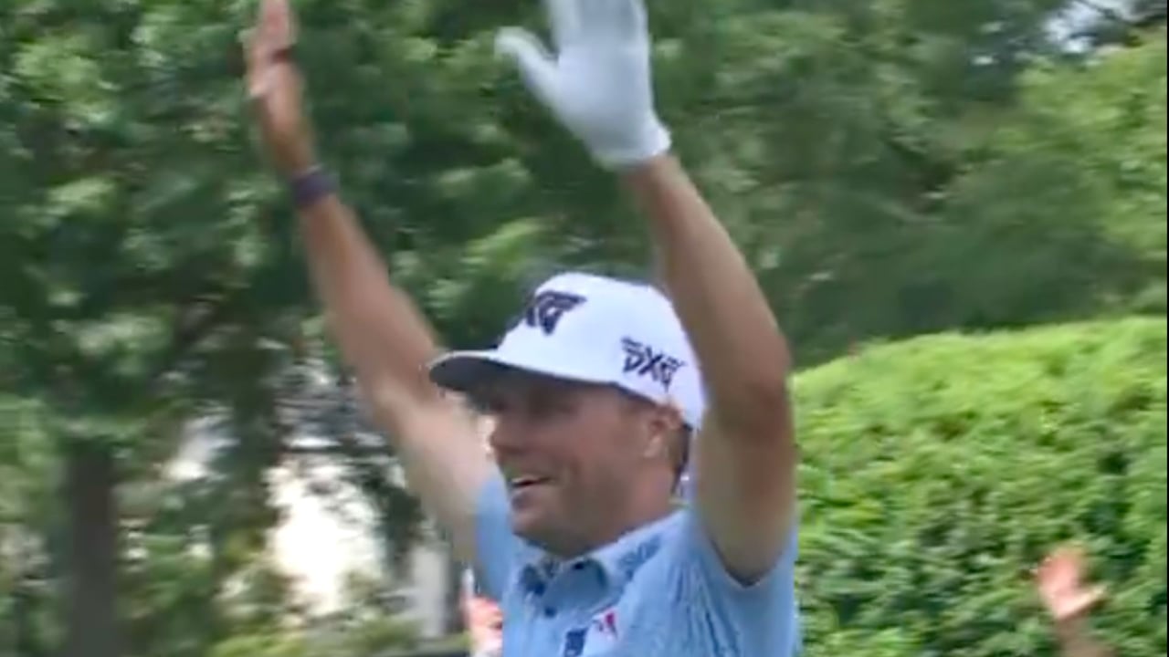 Das erstes Hole-in-One bei der PGA Championship 2025 fällt auf Loch 4 – und Eric Cole jubelt mit. (Foto: Twitter@PGAChampionship) Das erstes Hole-in-One bei der PGA Championship 2025 fällt auf Loch 4 – und Eric Cole jubelt mit. (Foto: Twitter@PGAChampionship)