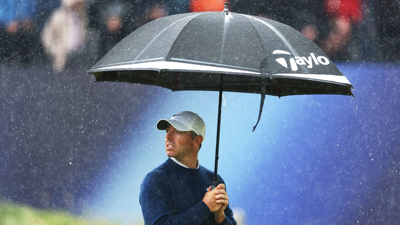 Rory McIlroy mit Regenschirm bei der Open Championship. (Foto: Getty) Rory McIlroy mit Regenschirm bei der Open Championship. (Foto: Getty)