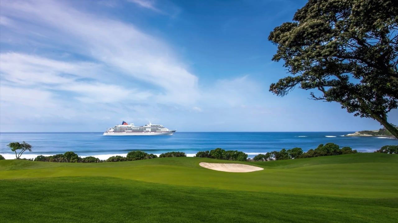 Eine Golf & Cruise Reise mit der EUROPA und EUROPA 2 führt zu den schönsten Greens der Erde. (Foto: Hapag-Lloyd Cruises)