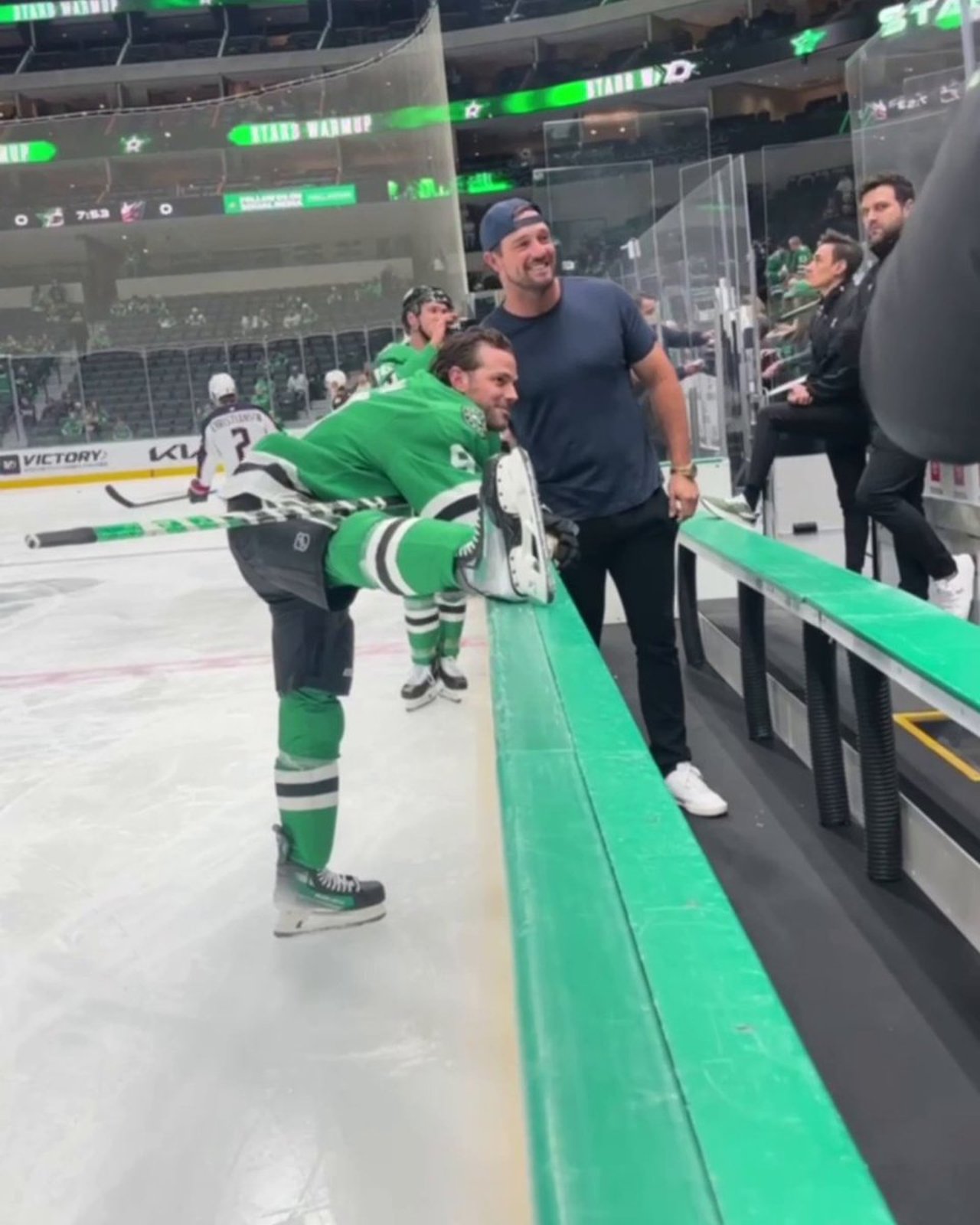 Bryson DeChambeau zeigt sich als Fan der Dallas Stars – Golf trifft Eishockey - (@NHL) Bryson DeChambeau zeigt sich als Fan der Dallas Stars – Golf trifft Eishockey - (@NHL)