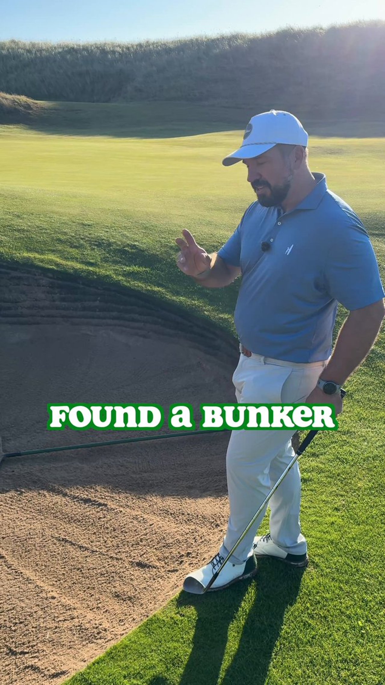 Peter Finch demonstriert Platzpflege auf Royal Aberdeen mit dem Rake - (@PeterFinchGolf)