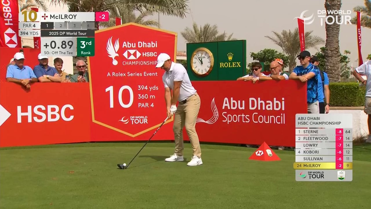 Rory McIlroy trifft das Grün mit dem Drive auf der 10. Bahn bei AD Golf Championships - (@DPWorldTour)