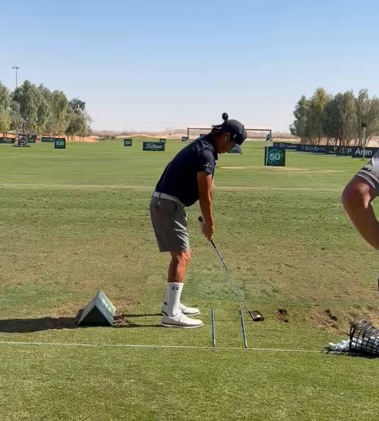 Anthony Kim arbeitet mit Coach Matt Killen an seiner Ausrichtung - (@flushingitgolf)