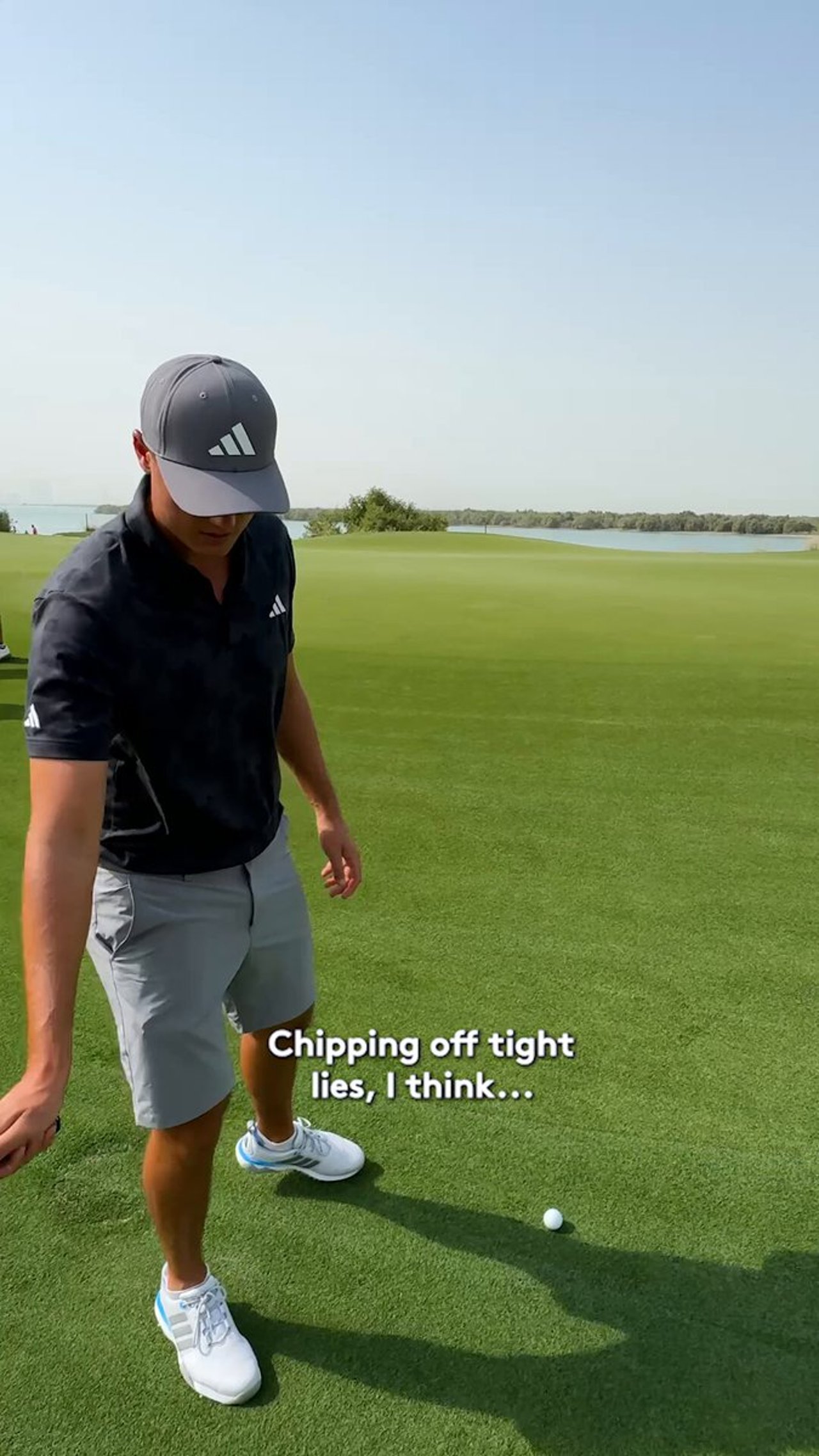 Ludvig Åberg zeigt perfekte Chip-Technik bei engen Lagen - (@DPWorldTour)