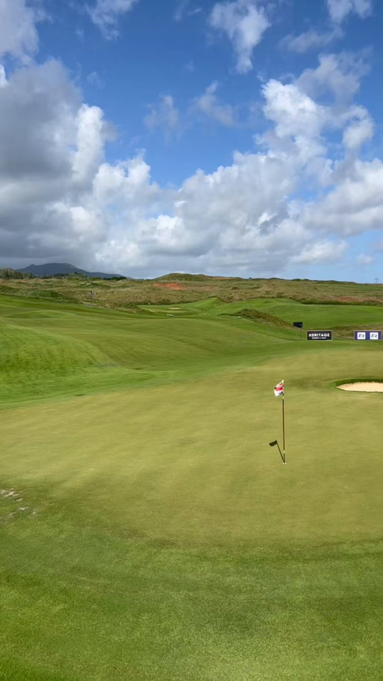 Einzigartige Herausforderung auf dem 13. Grün bei der AfrAsia Bank Mauritius Open - (@Sunshine_Tour)