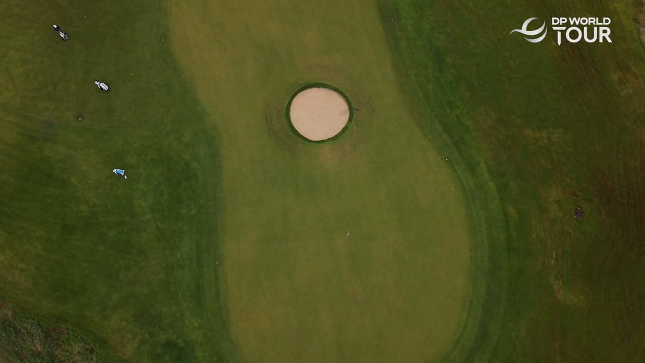 Einzigartiger Bunker mitten auf dem Grün beim AfrAsia Bank Mauritius Open - (@DPWorldTour)