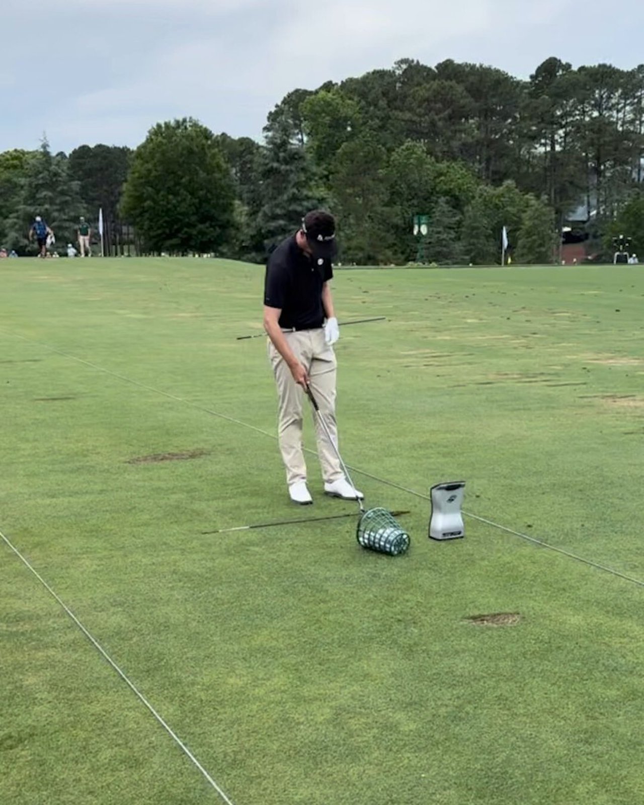 PGA Coach Ryan Adams erklärt den Nutzen von Alignment Sticks im Golftraining - (@PGA)