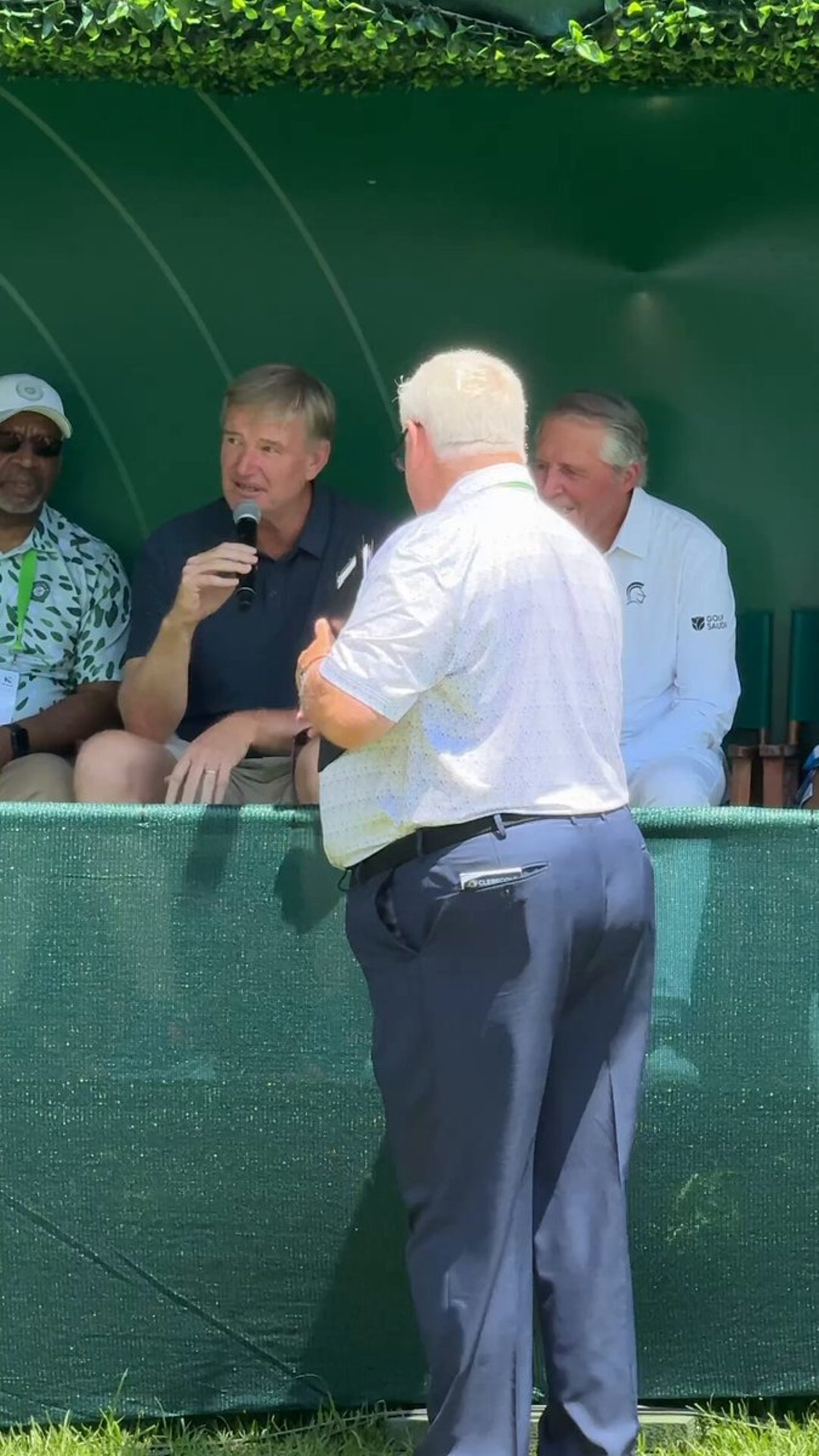 Ernie Els ehrt Gary Player bei Nedbank Golf Challenge 2025 - (@DPWorldTour)