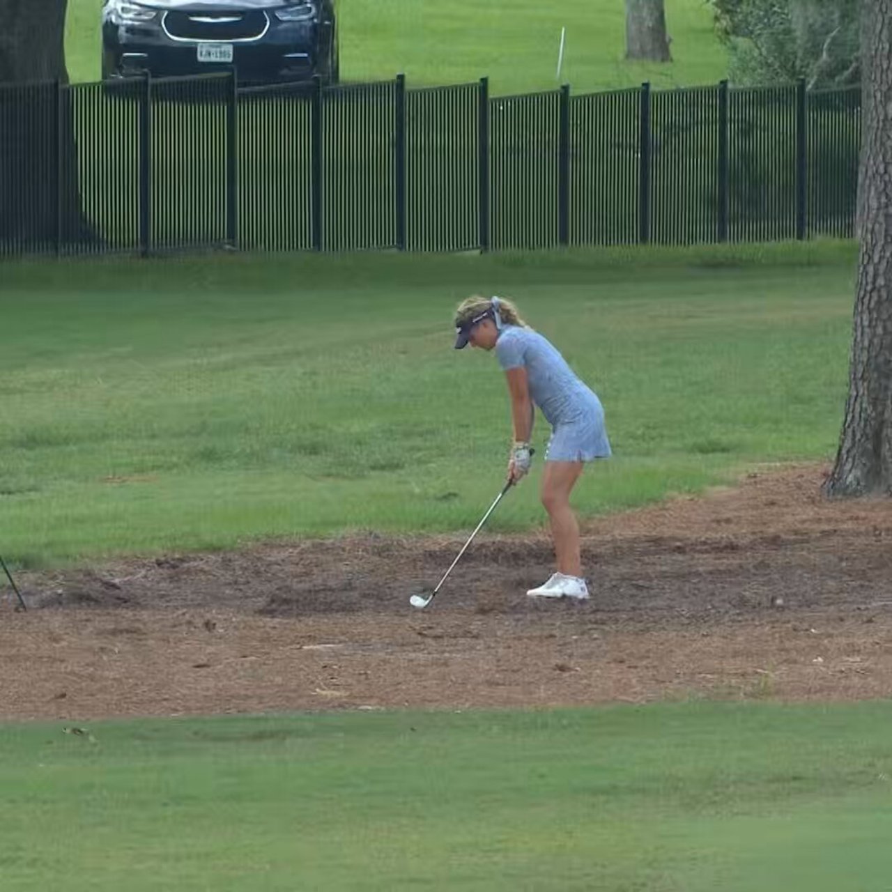 Sára Kousková begeistert mit spektakulärem Eagle aus dem Wald in Houston - (@LETgolf)