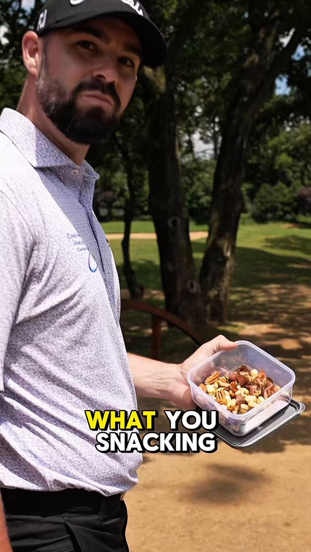 Jack Hawksby zeigt, was er während der Runde snackt - (@Sunshine_Tour)