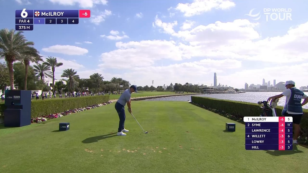 Rory McIlroys Abschlag am 6. Insel-Tee beim Dubai Invitational entgeht dem Wasser - (@DPWorldTour)