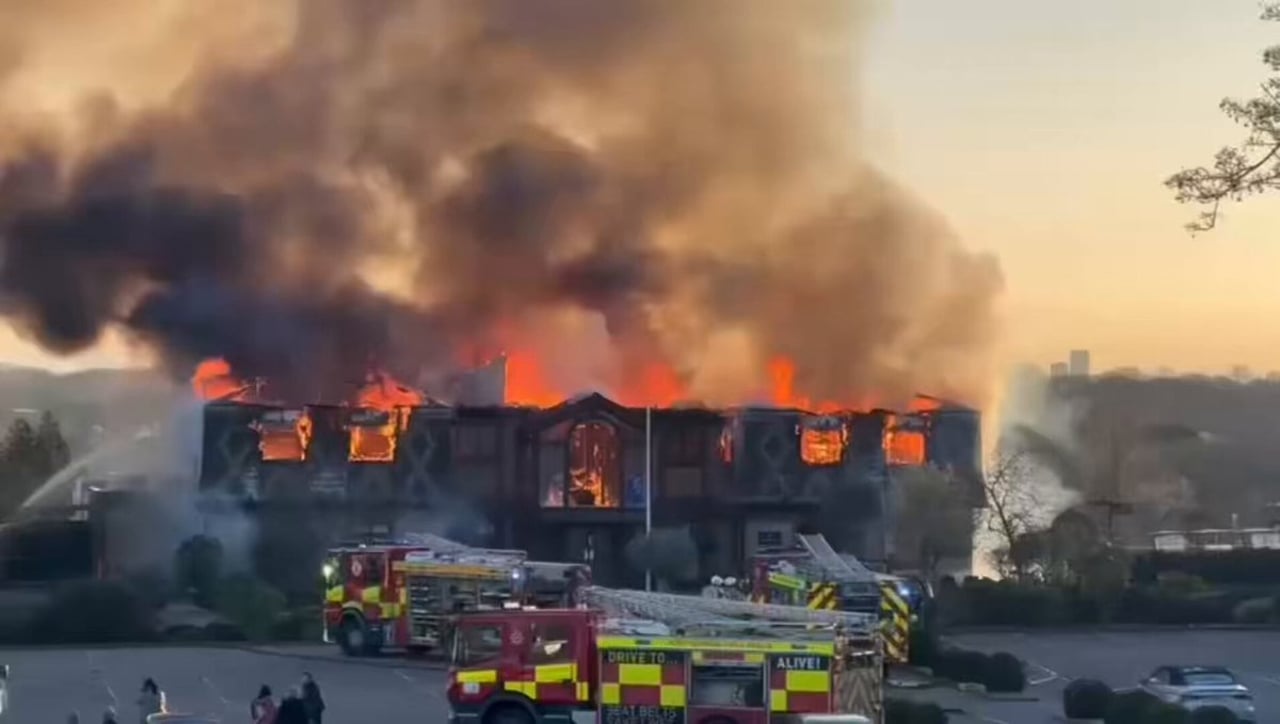 Verheerendes Feuer zerstört Clubhaus des West Essex Golf Club in London - (@NUCLRGOLF)