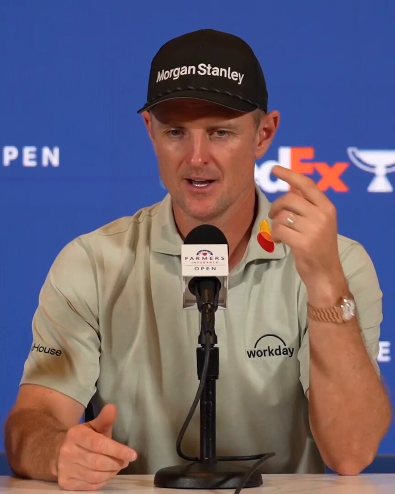 Justin Rose und sein Caddie feiern emotionalen Sieg bei Farmers Insurance Open - (@PGATOUR)