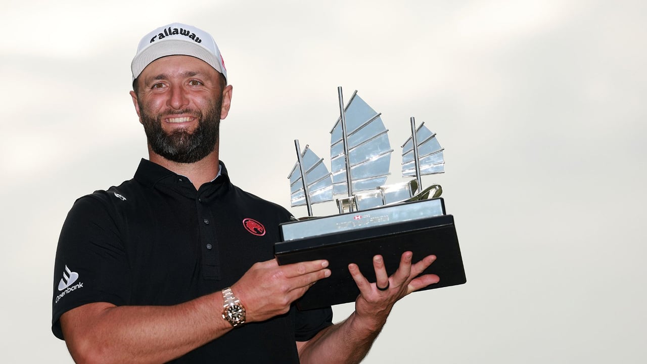 Jon Rahm sichert sich Trophäe bei LIV Golf Hong Kong. (Foto: Getty)