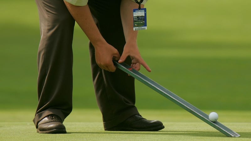 Ein Offizieller testes die Grün-Geschwindigkeit mit einem Stimpmeter. (Foto: Getty)