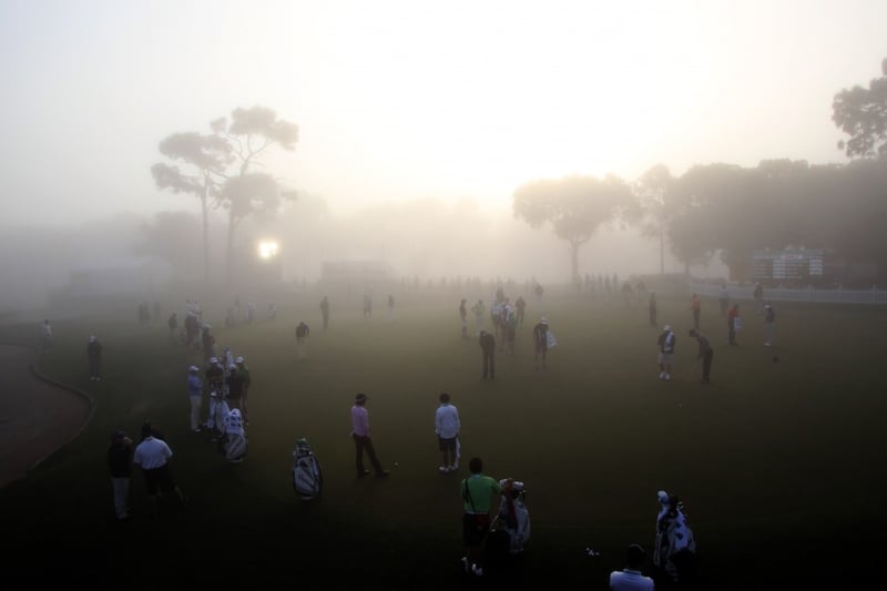 Viele Golfer auf einem Platz in einem Golfclub