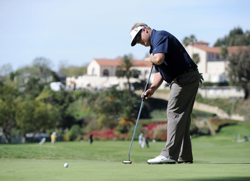 Carl Pettersson beim Putten mit einem Broomstick-Putter