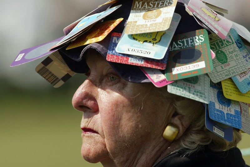 An US-Masters-Tickets zu kommen, ist nicht leicht. Wer dennoch welche ergattert, ist stolz - wie dieser Fan in Augusta. (Foto: Getty)