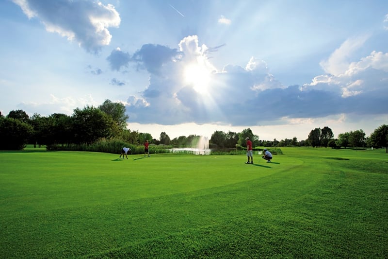 Vertikutieren, aerifizieren, nachsäen – Der Golfplatz vor Saisonstart