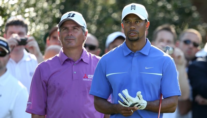 Tiger Woods teet mit Fred Couples auf