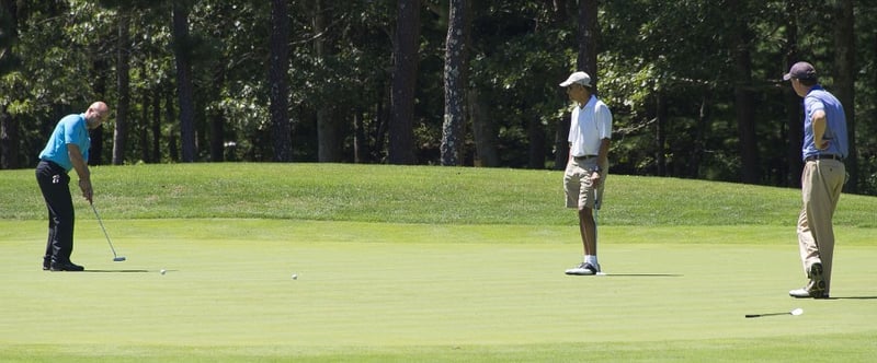 Video: Urlaubender Barack Obama golft in Massachusetts