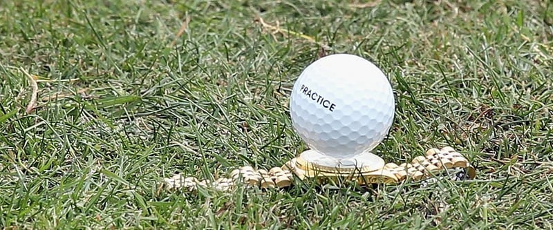 Golfball aufgeteet auf der Uhr