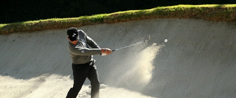 K.J. Choi trainiert am Strand? Fast. Der Altstar beendete die Northern Trust Open 2013 auf einem geteilten 33. Platz, nicht zuletzt ob der schwierigen Bunkerlage an Loch 12. Dieses Jahr will er es wieder weiter nach oben schaffen. (Foto: Getty)