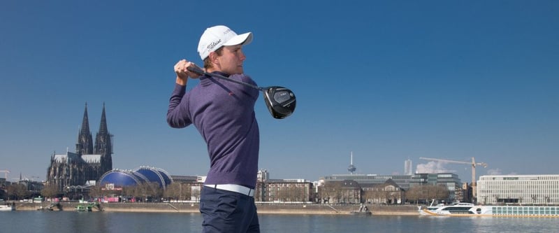 Maximilian Kieffer vor der wunderschönen Skyline von Köln. (Foto: BMW)