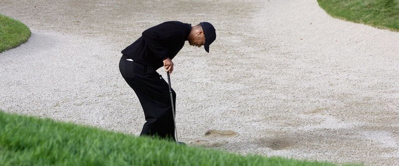 Tiger Woods mit schwerzverzerrtem Gesicht beim Golf.