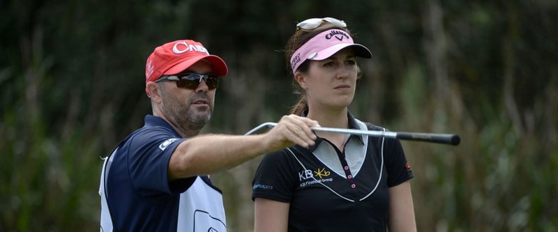 Wo geht's lang Richtung erstem LPGA-Sieg 2014? Sandra Gal's Caddie zeigt ihr den Weg, vielleicht ja schon beim Noth Texas LPGA Shootout! (Foto: Getty)