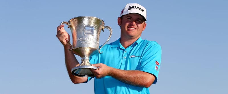 J.B. Holmes mit dem Pokal der Wells Fargo Championship