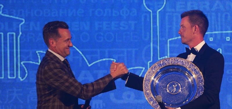 Ian Poulter überreicht Henrik Stenson die Trophäe des 2013 Players' Player of the Year Award (Foto: Getty)