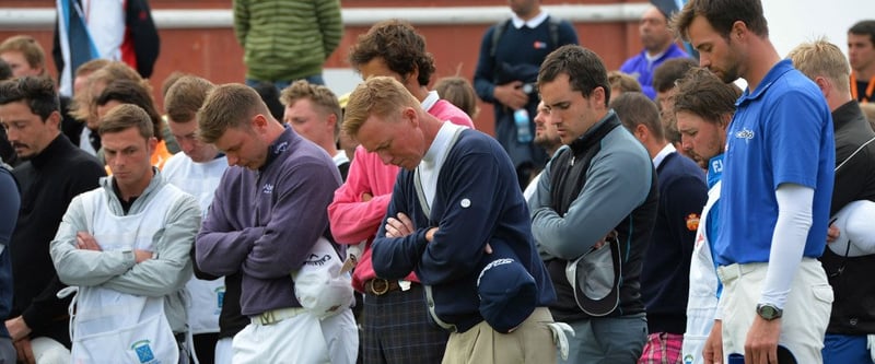 Die Spieler während einer Schweigeminute für den verstorbenen Caddie Ian McGregor.