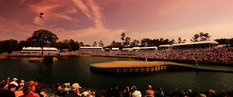 Roter Rauch über der 17 - mit Farbfilter über der Linse wirkt das berühmte Inselgrün des TPC Sawgrass noch bedrohlicher. Im letzten Jahr musste Sergio Garcia dran glauben, wer muss 2014 zittern? (Foto: Getty)