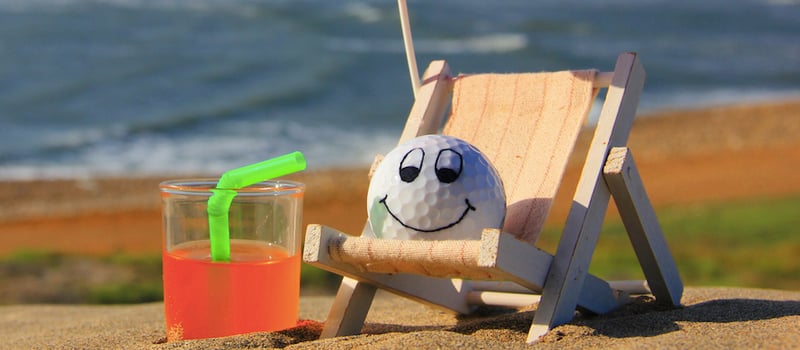 BoB beginnt seine Reise mit viel Zuversicht und trinkt sich am Strand noch etwas Mut an. (Foto: BoB)