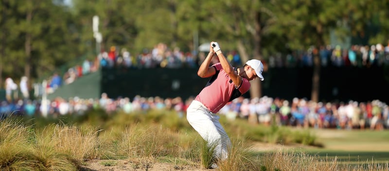 Martin Kaymer schlägt den Ball aus der Waste Area. (Foto: Getty)