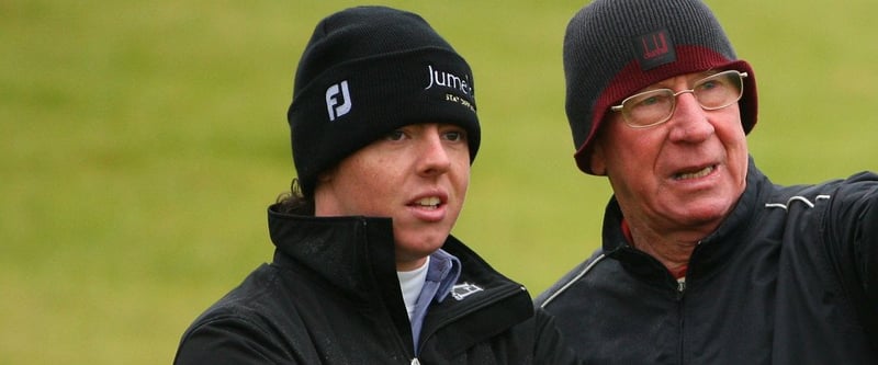 Rory McIlroy ist großer Manchester United Fan und war auch schon mit Legende Bobby Charlton auf dem Golf Platz unterwegs.