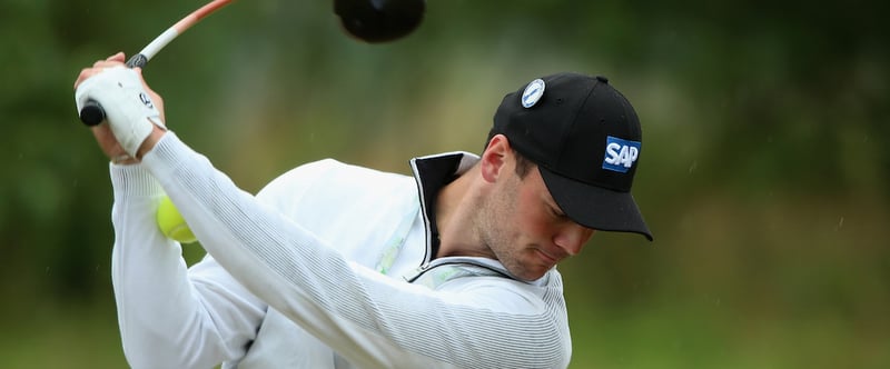 Martin Kaymer trainiert mit seinem Tennisball-Pendel auf der Driving Range (Foto: Getty)