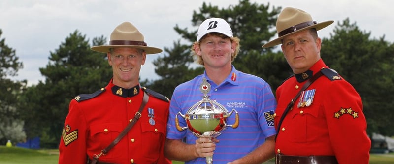 Mit dem Pokal zwischen den Mountys - Brandt Snedeker will den Pott beid er Canadian Open 2014 verteidigen. (Foto: Getty)