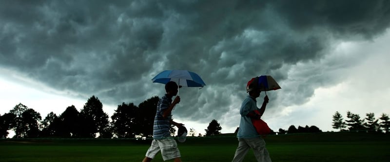 Wer beim Golf von einem Gewitter überrascht wird und es nicht mehr ins Clubhaus schafft, sollte sich schnell in tiefer liegende Bereiche des Golfplatzes retten (z.B. Bunker). (Foto: Getty)