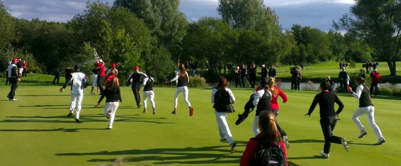 Der Jubel bei den Damen des GC St. Leon-Rot war riesig. Nachdem Karolin Lampert den letzten Putt sicher gelocht hatte, stürmten ihre Mannschaftskammeradinnen aufs Grün. )Foto: Golf Post)