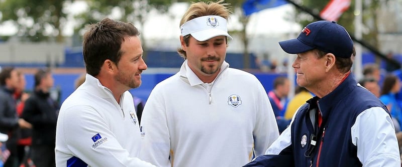 Tom Watson, Kapitän der US-Amerikaner, blieb nur die faire Gratulation an Graeme McDowell (l.) und Victor Dubuisson.