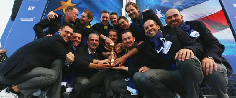 So sehen Sieger aus! Das erfolgreiche Team Europa mit der Trophäe nach der Abschlussfeier des Ryder Cups.